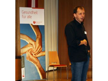 Kabarettist Ingo Vogl erzählte humorvoll von seiner eigenen Schulzeit.