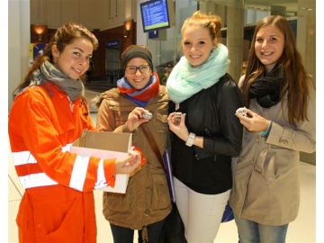 AVOS verschenkt am Salzburger Hauptbahnhof 1.000 Glückssteine