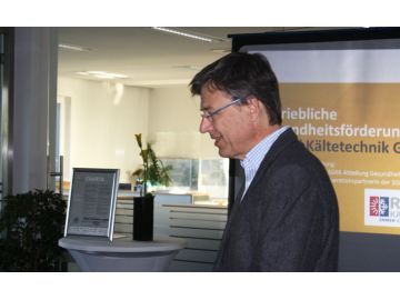 Dr. Peter Kowatsch, Arzt und AVOS-Vorsorgemediziner, begrüßte die Belegschaft der Firma Reindl.