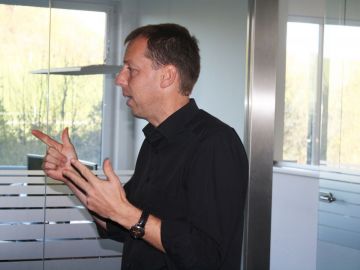 Der Kabarettist Ingo Vogl spaßte mit den Mitarbeitern zum Thema Männer und Gesundheit.