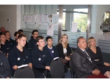 Die vorwiegend männliche Belegschaft der Firma Reindl hörte gespannt zu.