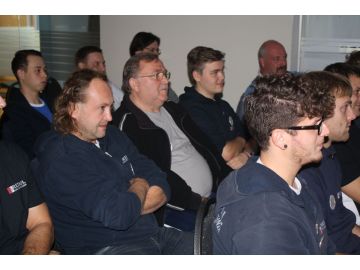 Die vorwiegend männliche Belegschaft der Firma Reindl hörte gespannt zu.