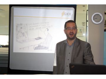 Mag. Stefan Baumgartner von der SGKK erläutert den Männern den Ablauf des Projekts.