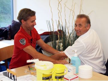 Wolfgang Reindl lässt sich beim Boxenstopp ebenfalls Blut abnehmen.