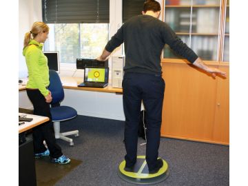 Die Männer konnten beim Geschicklichkeitstest ihr Gleichgewicht testen lassen.