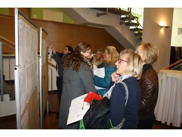 Gespannt werden die angebotenen Ateliers studiert.