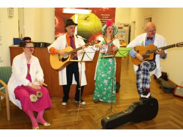 Im Anschluss sorgten die Clown Doctors für Erheiterung.
