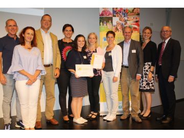 KG Krimml, v.l.: Dr. Holger Förster, AVOS, Maud Bukovics, AVOS, Dr. Harald Seiss, SGKK, Petra Czerny-Bacher, Elternvertr., Michaela Hölzl, GBA, Anita Buchner, Ltg., Irene Mosser-Lechner, Erich Czerny, Bgm.