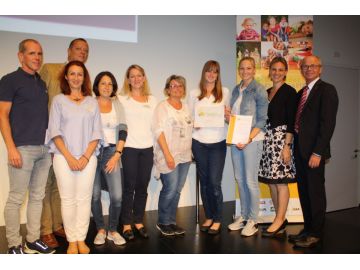 KG Oberndorf 3, v.l.: Dr. Holger Förster, AVOS,Maud Bukovics, AVOS, Dr. Harald Seiss, SGKK, mit dem Team des KG Oberndorf 3 und Sabine Jäger GBA, Mag. Angelika Bukovski MIM, GF AVOS, LH-Stv. Dr. Christian Stöckl