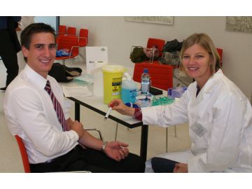 Neben der Blutabnahme wurden die Stationen Größenmes-sung, Blutdruck, Gewicht, Bauchumfang und Fragebogen von den Männern durchlaufen.