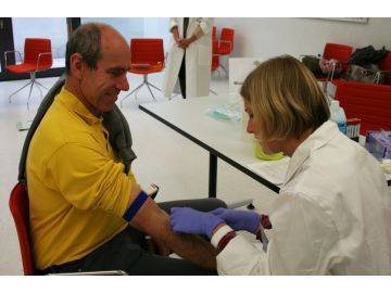 Auch bei der Spängler Bank machte der Männergesund-heitsbus Halt: Hier bei der Station Blutabnahme.