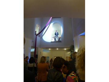 AVOS-Vorstand Dr. Peter Kowatsch begrüßt die Gäste vom "Balkon" aus.