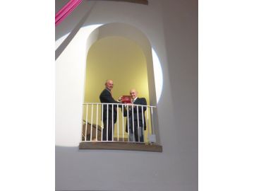 ... und überreichte ihm den Ehrenbecher des Landes Salzburg.