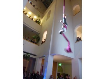 Beeindruckend: Die Jugendlichen am Vertikaltuch.