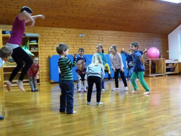 Morgengymnastik im Kindergarten Tahlgau 1
