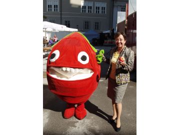 Landessanitätsdirektorin Dr. Heidelinde Neumann mit Avolino.