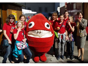 LSanDir. Dr. Heidelinde Neumann mit Avolino und Schülerinnen der NMS Lamprechtshausen.