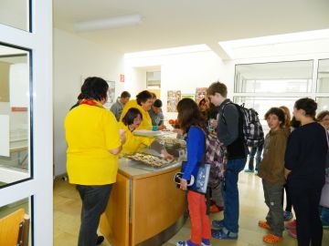 Mitarbeiterinnen und Mitarbeiter der Lebenshilfe Radstadt beim Verkauf.