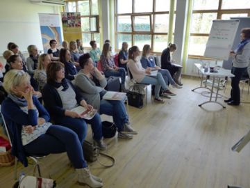 Referentin Dr. Eva Mitterbauer mit aufmerksamen Teilnehmerinnen