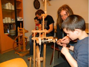 Schüler am Spinnrad