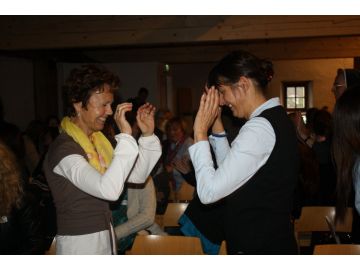 Mit viel Spaß bei den Partnerübungen mit dabei