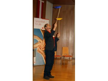 Der Vortragende Titus Bürgisser zeigte anschaulich, wie Lehrende oft ihren Alltag ausbalancieren müssen.