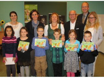 Übergabe des Avolino Ernährungsspiel an dei 2B der VS St. Michael - Bürgermeister Manfred Sampl und LH-Stv. Christian Stöckl übergaben die Spiele persönlich